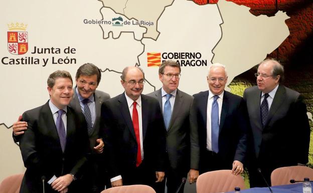 El presidente de la Junta de Castilla y León, Juan Vicente Herrera, participa en el encuentro institucional con las comunidades autónomas de Galicia, Asturias, La Rioja, Castilla-La Mancha y Aragón para abordar la financiación autonómica y los retos demográficos.