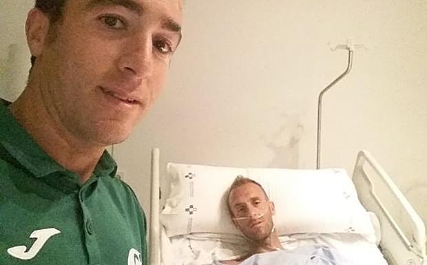 Sergio Sánchez, en el HUCA, acompañado por un amigo.