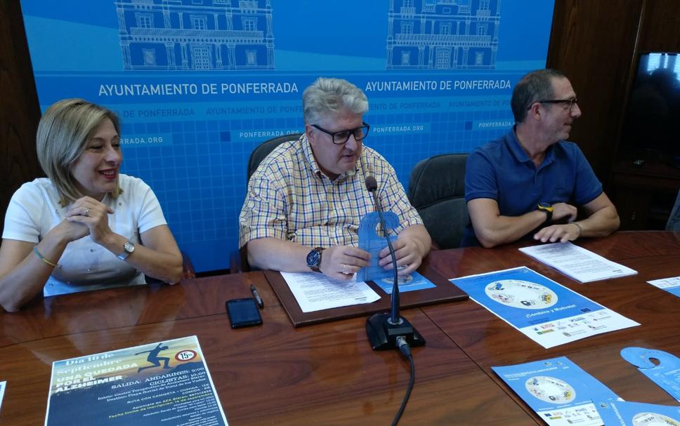 El concejal de Tráfico, Ricardo Miranda (C), presentó las actividades de la Semana Europea de la Movilidad.
