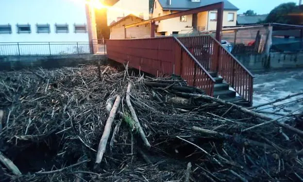 Las tormentas arrastraron 150 toneladas de madera, piedra y tierra que devastaron la playa fluvial de Toral de Merayo. 