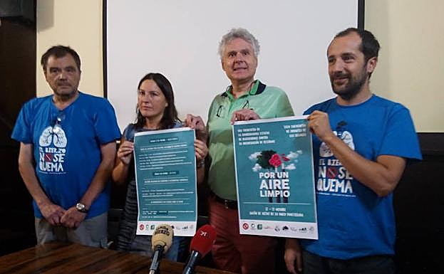 Miembros de Bierzo Aire Limpio, durante la presentación de las jornadas.