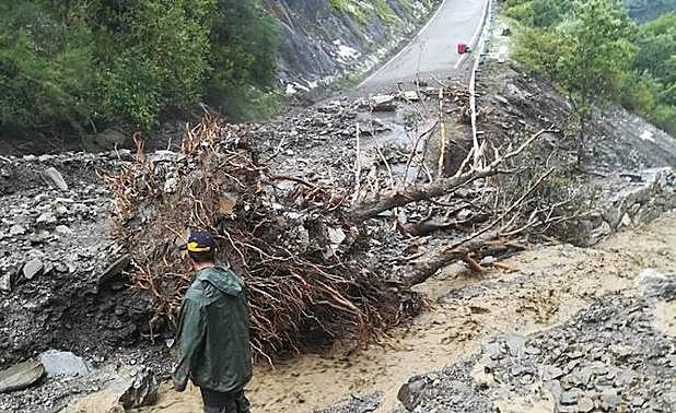 Imagen de archivo de un derrumbe en la carretera de acceso a Peñalba de Santiago.