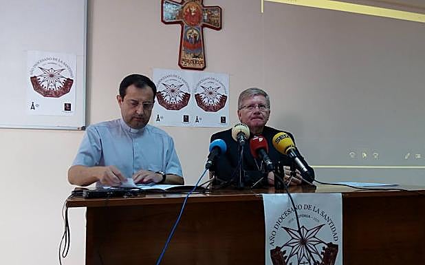 El obispo de Astorga, Juan Antonio Menéndez, y el vicario general de la diócesis, José Luis Castro, en la presentación en Ponferada de los actos del Año Diocesano de la Santidad.