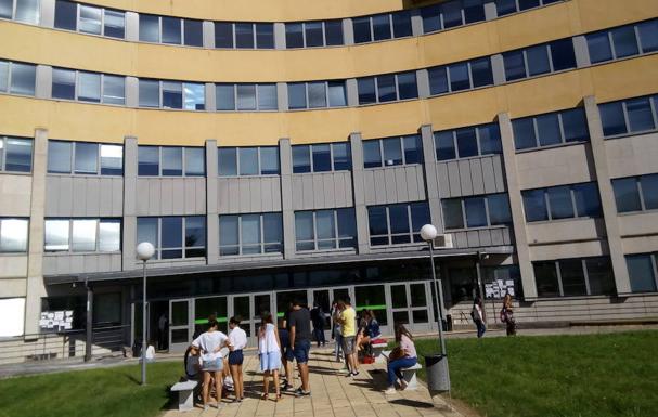 Estudiantes a las puertas del Campus del Bierzo.