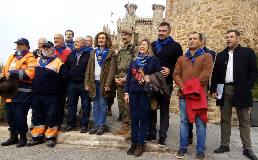 La alcaldesa de Ponferrada, Gloria Fernández Merayo, el General Jefe del Mando de Artillería y de Campaña y Comandante Militar de León, Luis Carlos Torcal, y el resto de participantes en la segunda etapa institucional del Caminoi de Santiago a su paso por el municipio ante el Castillo de los Templarios.