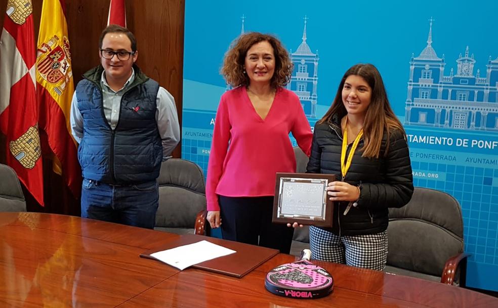 La alcaldesa de Ponferrada y el concejal de Deportes hicieron entrega de una placa de reconocimiento a la joven deportista.