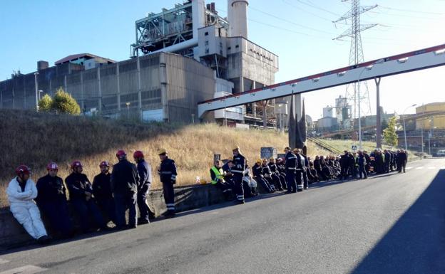 Los trabajadores de las empresas auxiliares de Endesa se concentraron hoy por por tercer día ante las oficinas de la eléctrica en la central de Compostilla.