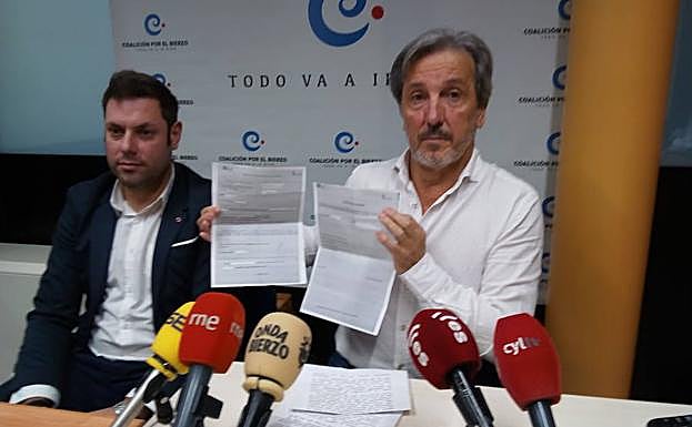 Los concejales de CB, Pedro Muñoz e Iván Alonso, presentan el documento con la oferta de selección de personal del Ecyl para desmantelar Compostilla.