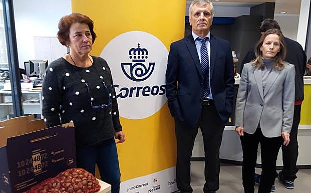 El jefe del Sector de Oficinas de Correos, Florentino Pérez, la directora de la oficina principal de la capital berciana, Begoña Canela, y la jefa de Unidad de Distribución de Ponferrada, Nigella Páez, en la presentación de la campaña. 