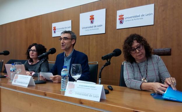 El vicerrector del Campus del Bierzo, José Ramón Rodríguez, junto a la psicóloga, Francis Collado (I), y la Policía Municipal de Valladolid, Alicia Rodríguez, en la inauguración de las jornadas.