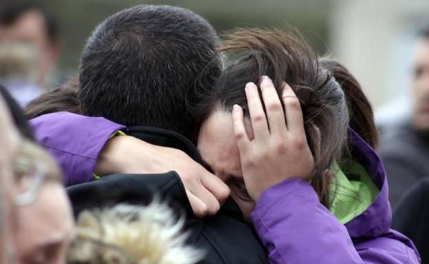 Familiares y amigos de los fallecidos tras el accidente ocurrido en el Pozo Emilio.