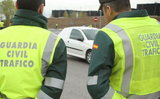 Efectivos de la Guardia Civil de Tráfico, durante una intervención.