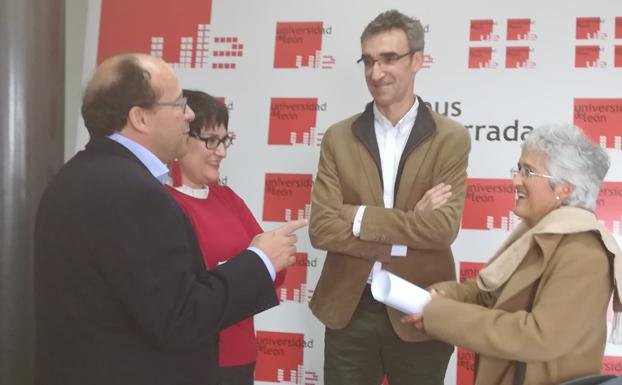 El vicerrector del Campus del Bierzo, José Ramón Rodríguez (2I), y el vicerrector de Investigación de la ULE, Carlos Polanco (I), durante la presentación de las actividades de la XVI Semana de la Ciencia en Ponferrada. 