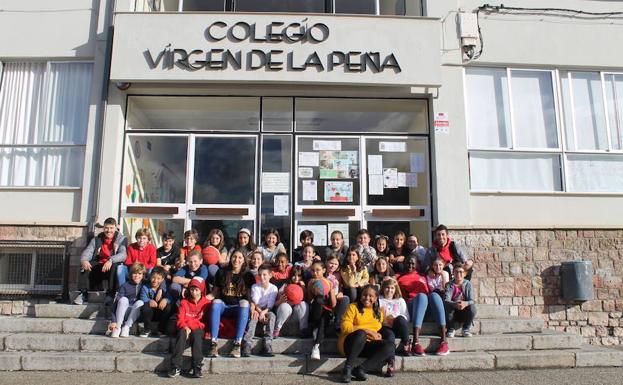 Los alumnos posan junto a las jugadoras y entrenadores del club.