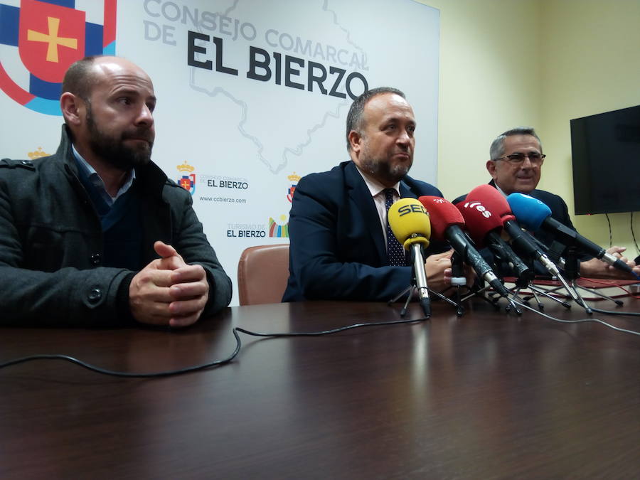 El coordinador del Festival Internacional del Cante de Las Minas, el presidente del Consejo Comarcal y el alcalde de La Unión, durante su comparecencia ante los medios. 