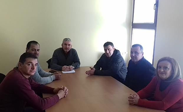 Los trabajadores de las empresas auxiliares de Endesa en la reunión con el presidente de Acom, Alider Presa.