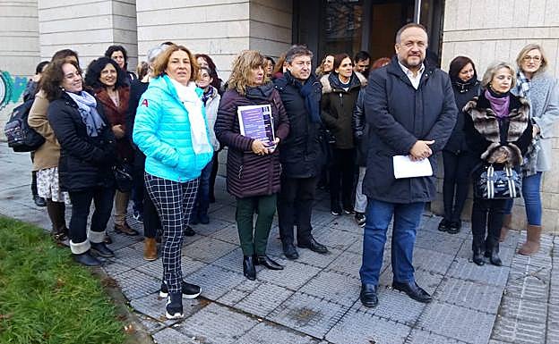Concentración de trabajadores del Consejo Comarcal del Bierzo con motivo del Día contra la Violencia Machista. 