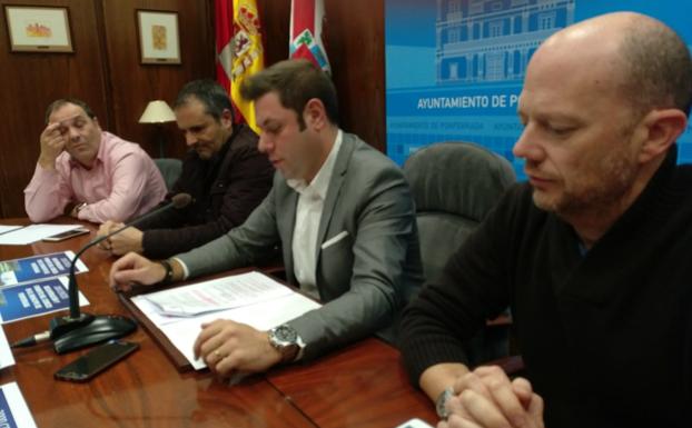 El concejal de Medio Rural, Iván Alonso, y representantes de la ABA, en la presentación.