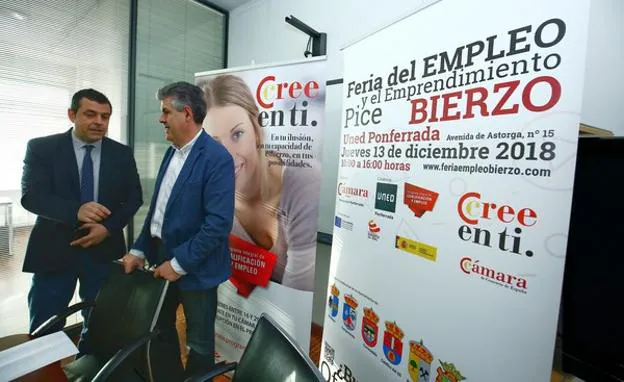 El presidente de la delegación de la Cámara de Comercio en el Bierzo, Javier Morán (I), junto al director de la UNED de Ponferrada, Jorge Vega (D), durante la presentación de la I Feria del Empleo y el Emprendimiento del Bierzo.