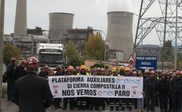 Concentración de trabajadores de las auxliliares de Compostilla II en Cubillos del Sil.