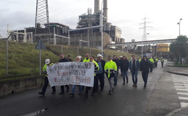 Concentración de los trabajadores de Endesa ante la central de Compostilla.