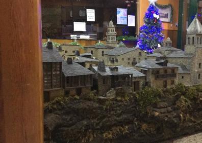 Imagen secundaria 1 - El Instituto Virgen de la Encina expone un belén que recrea el casco antiguo de Ponferrada