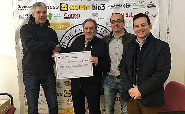 El director de la planta de Cosmos en Toral de los Vados, Jaime Santoalla, y el presidente del comité, Elpidio González, durante la entrega del donativo al Banco de Alimentos del Sil en Ponferrada. 