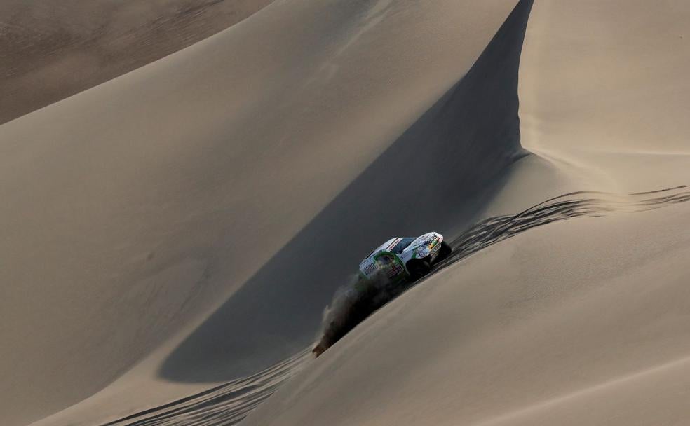 Imagen de uno de los vehículos participantes en el Dakar.