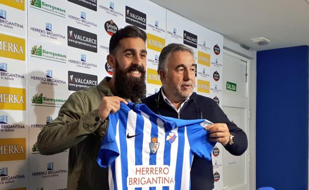 Carlos Bravo, en su presentación, con el presidente de la Ponferradina