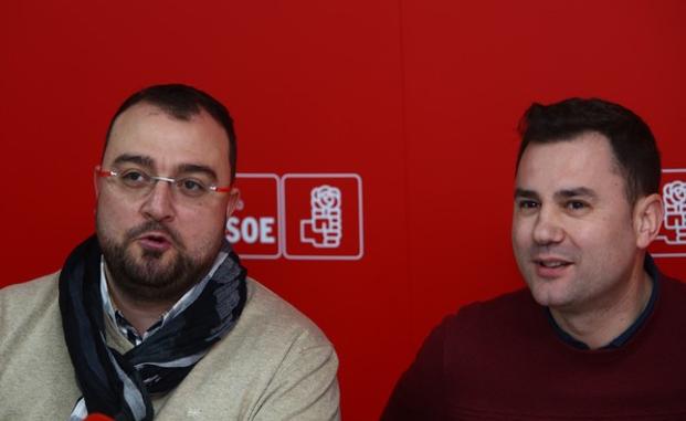 Los secretarios generales del PSL-PSOE, Javier Alfonso Cendón (D), y de la FSA-PSOE, Adríán Barbón (I), durante la jornada de trabajo desarrollada en el Bierzo para tratar de cuestiones comunes que afectan a León y a Asturias.