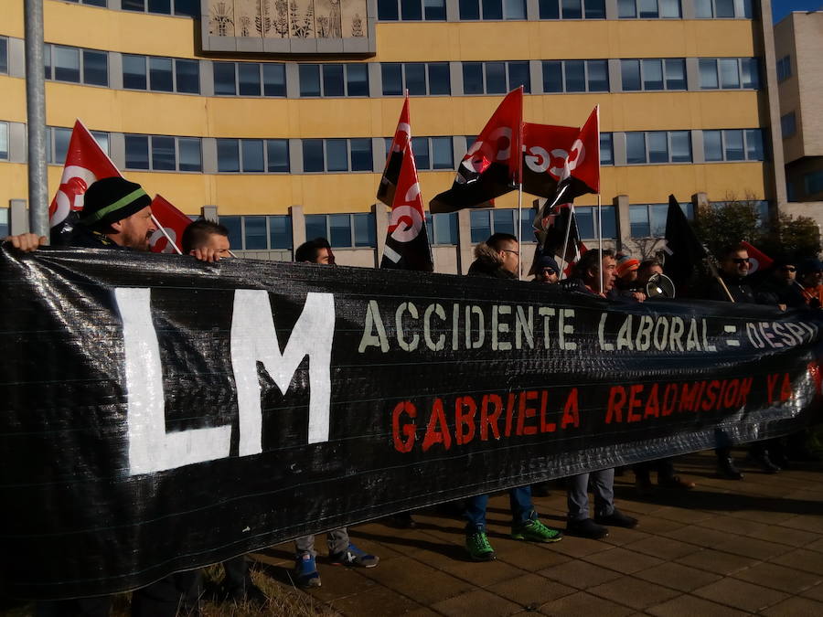 Fotos: Concentración de CGT en apoyo de una trabajadora despedida de LM