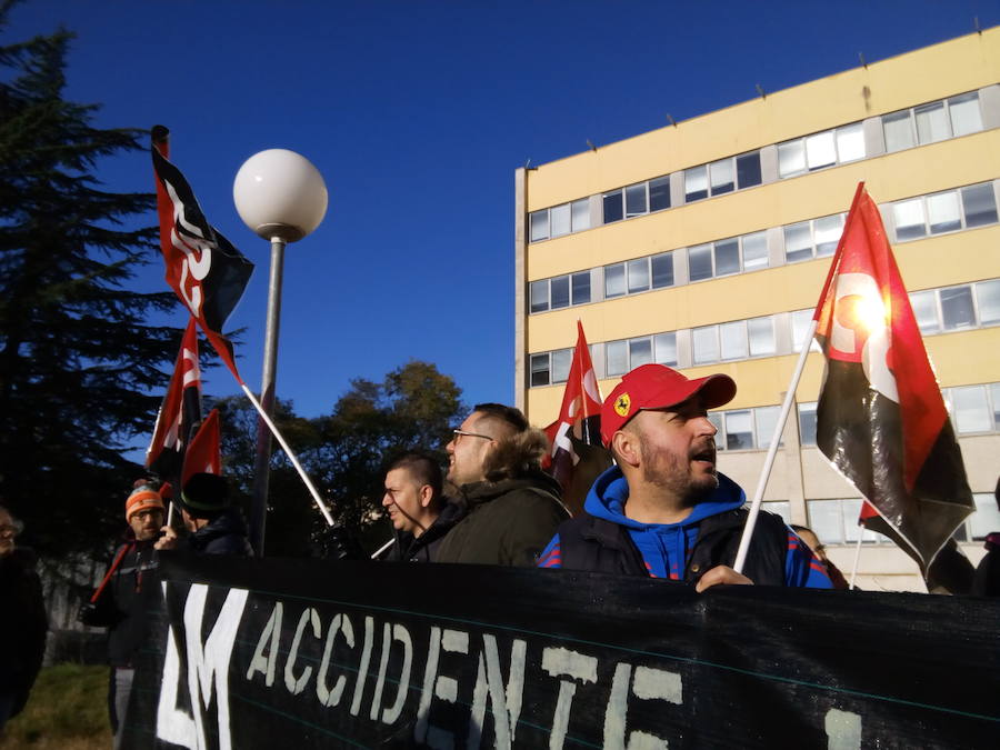 Fotos: Concentración de CGT en apoyo de una trabajadora despedida de LM