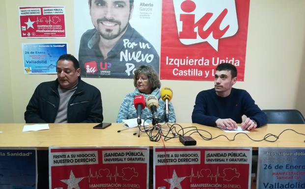 El secretario de Organización comarcal de IU, Joaquín Prieto (I), la secretaria comarcal PCE y representante en la Plataforma en Defensa de la Sanidad Pública de El Bierzo y Laciana, y el coordinador local de IU Ponferrada y candidato a la Alcaldía, Javier Arias.