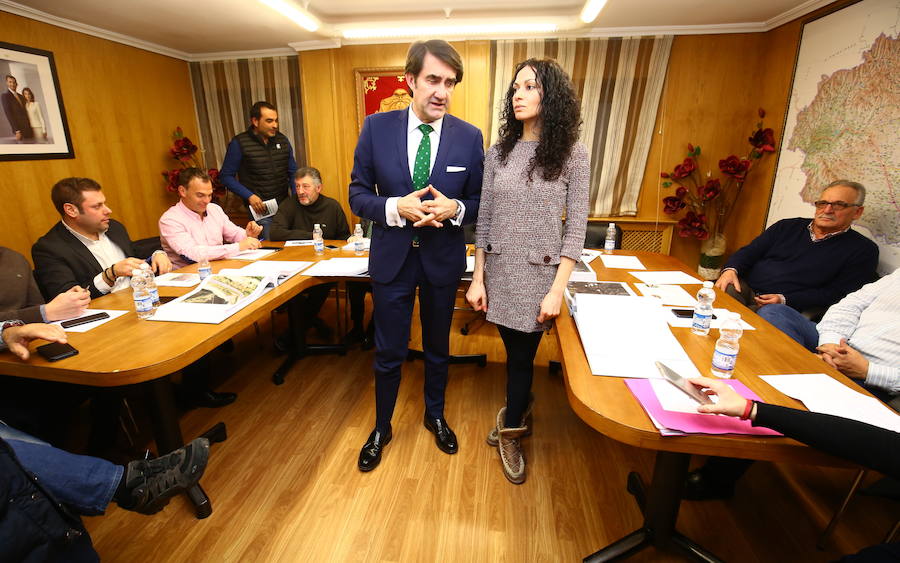 El consejero de Fomento y Medio Ambiente, Juan Carlos Suárez-Quiñones, junto a la presidenta del Consorcio del Ponfeblino, Alicia García, durante su reunión con alcaldes y representantes del tren turístico Ponfeblino en Páramo del Sil. 