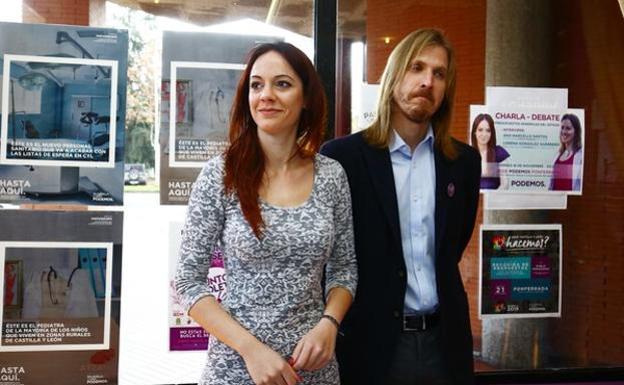 Lorena González, junto al secretario general de Podemos de Castilla y León, Pablo Fernández. 