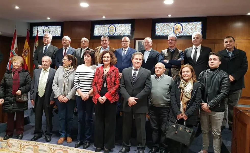 La alcaldesa de Ponferrada, Gloria Fernández Merayo, junto a los funcionarios del Ayuntamiento que se jubilaron en 2018 y 2019.