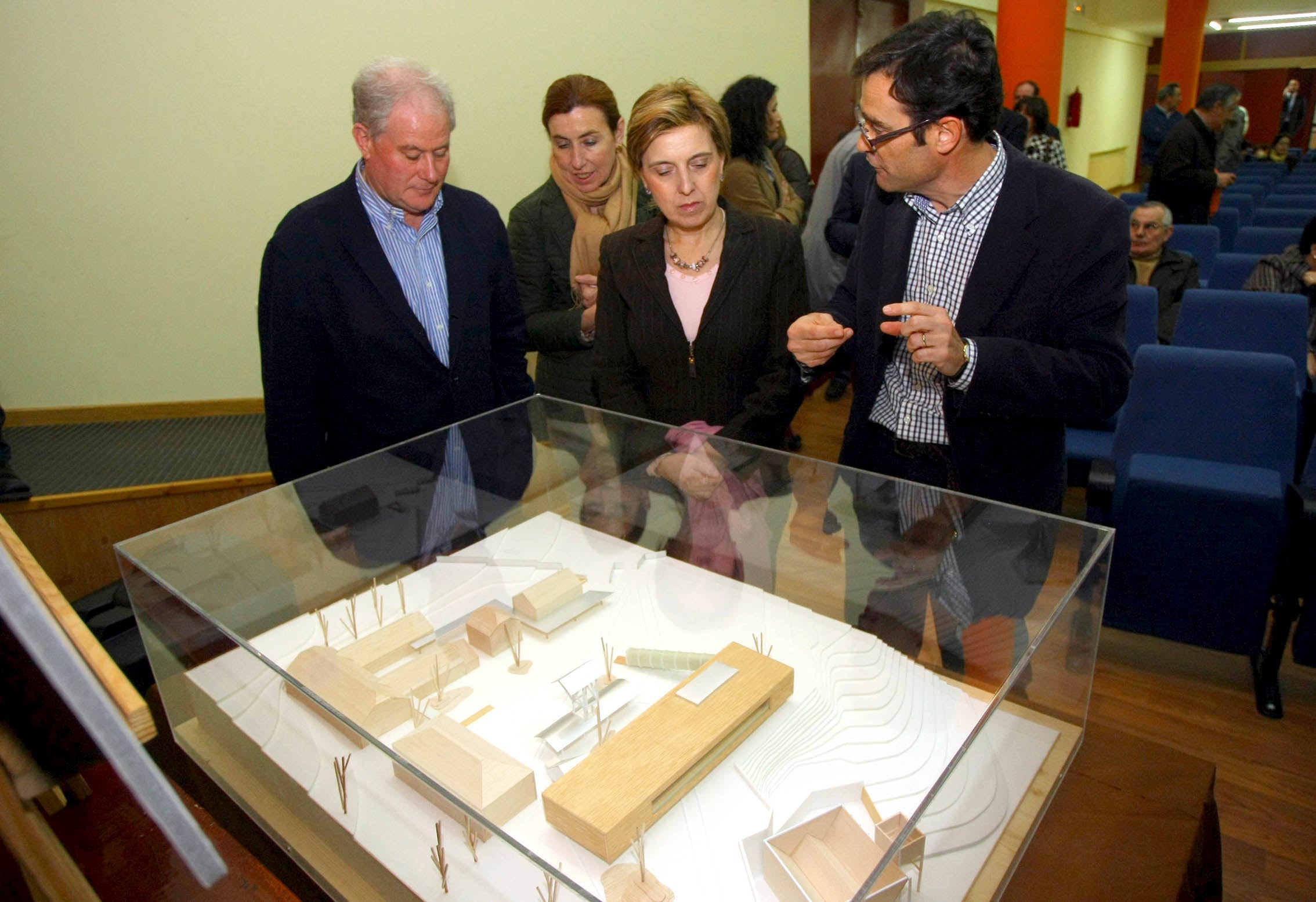 Presentación en 2011 de la maqueta del Parque Temático de la Minería de Fabero en presencia de la entonces consejera de Turismo de la Junta de Castilla y León, María José Salgueiro. 