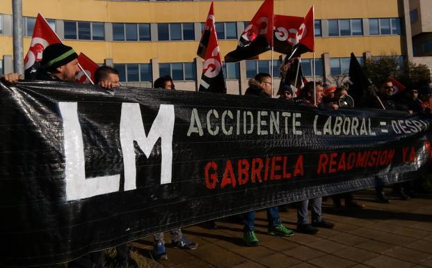 Protesta de la CGT para reclamar la readmisión de la trabajadora despedida.