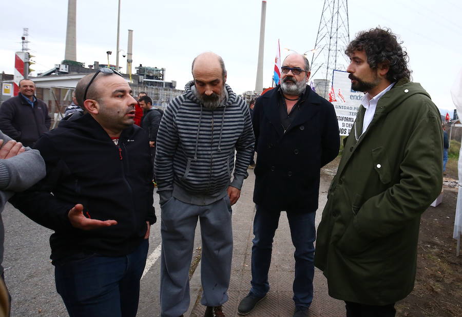 Fotos: José Sarrión visita el campamento de las auxiliares en Compostilla II