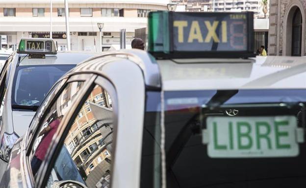 Imagen de dos taxis esperando en una parada 