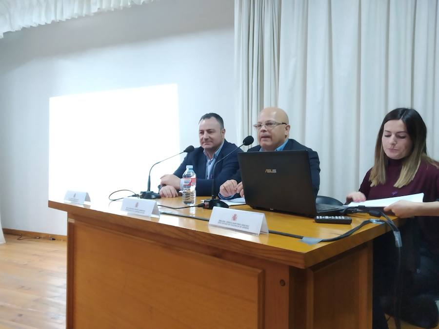 Fotos: El subdelegado del Gobierno explica las medidas contra la violencia de género a los municipios del Bierzo y Laciana