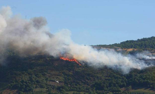 Imagen de un incendio en los montes del Bierzo.