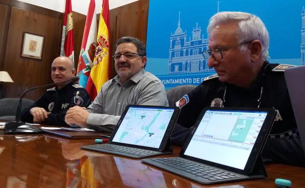 El concejal de Tráfico, Carlos Fernández (C), junto al Intendente de la Policía Local, Arturo Pereira (I), en la presentación de la App.