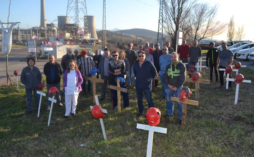 Trabjadores de las subcontratas ante el 'cementerio' en el que cada cruz simboliza a un despedido a las puertas de la térmica de Compostilla II en Cubillos del Sil. 