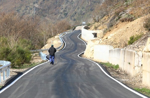 Fotos: Majo visita a las obras de la carretera entre Matalavilla y Valseco