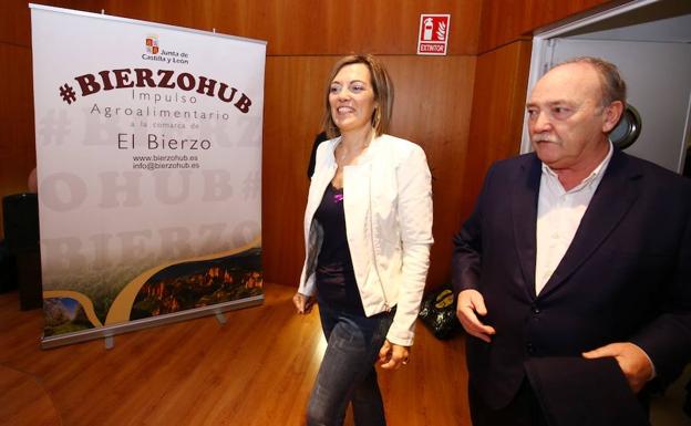 La consejera de Agricultura y Ganadería y portavoz de la Junta, Milagros Marcos, junto al alcalde de Bembibre (León), José Manuel Otero, durante la jornada del programa Bierzo Hub dedicada a la mujer emprendedora que se celebra en Bembibre 