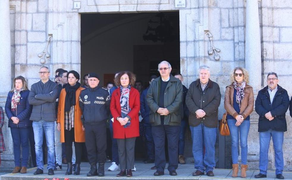 La alcaldesa de Ponferrada, Gloria Fernández Merayo, junto a los representantes de los grupos municipales, trabajadores y ciudadanos, en el minuto de silencio en recuerdo a las víctimas del 11-M.