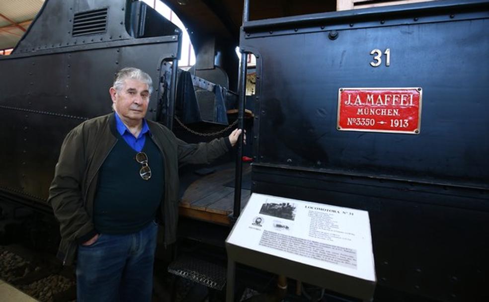Roberto Alonso, antiguo ferroviario de la MSP, junto a la locomotora 31 del museo del Ferrocarril de Ponferrada.