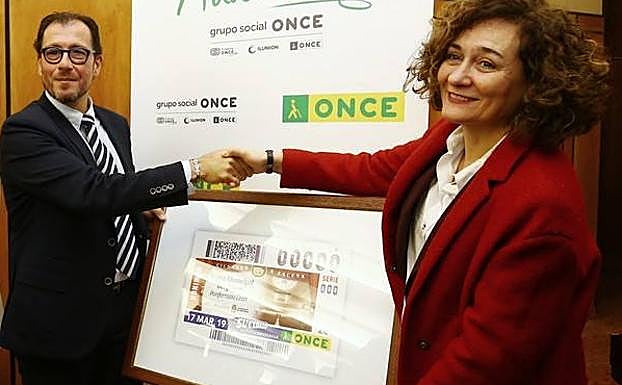 La alcaldesa de Ponferrada, Gloria Fernández Merayo, junto al delegado territorial de la ONCE en Castilla y León, Ismael Pérez, durante la presentación del cupón que la ONCE.