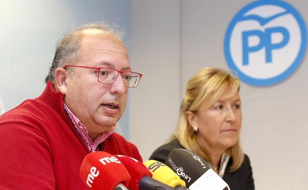 Los diputados Eduardo Fernández y Carmen González en la sede del PP. 